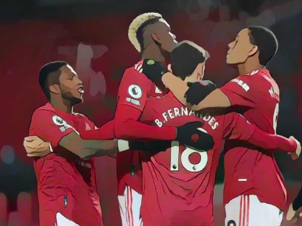 O médio português do Manchester United, Bruno Fernandes, festeja com os colegas de equipa depois de ter colocado a sua equipa em vantagem por 2-1, de grande penalidade, contra o Aston Villa, na sexta-feira, 1 de janeiro.