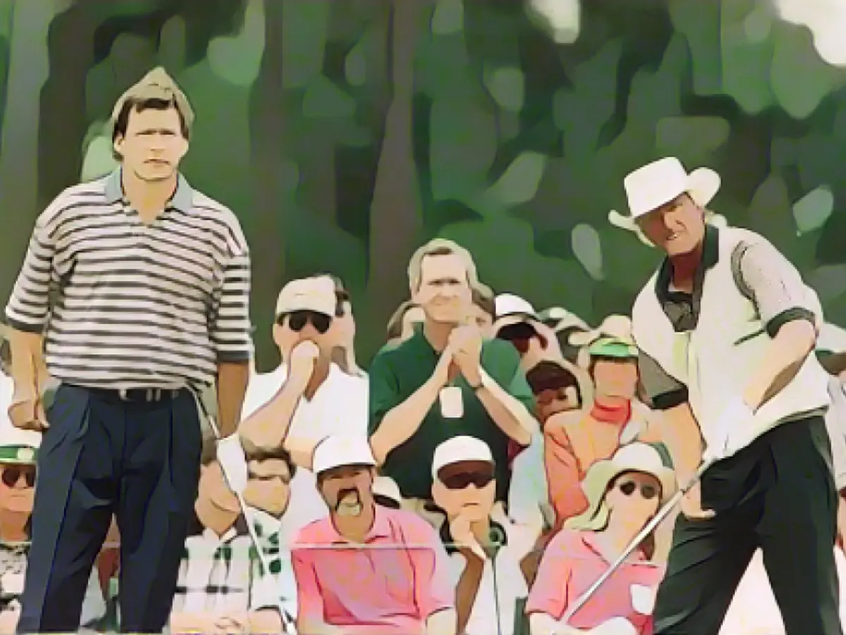 Faldo (à esquerda) observa o seu parceiro de jogo Greg Norman a dar a primeira tacada no primeiro buraco durante a terceira ronda do Masters.