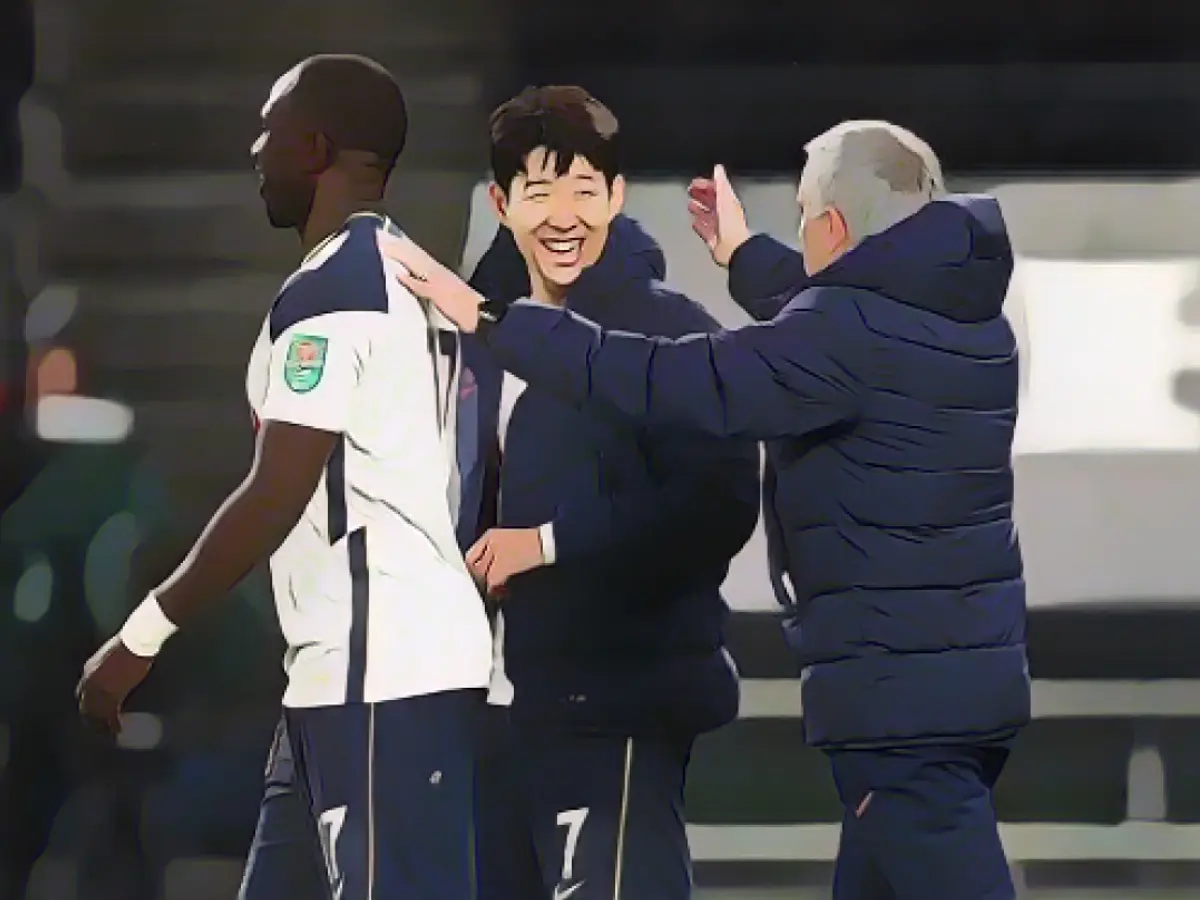 José Mourinho festeja com os dois marcadores de golos do Tottenham no apito final.