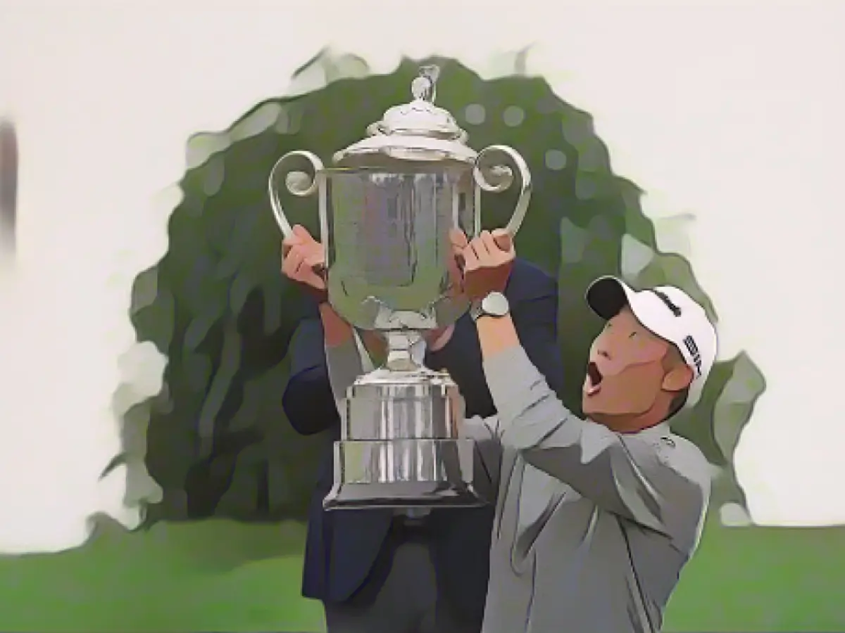 Morikawa reagisce alla caduta del coperchio del Wanamaker Trophy durante la presentazione del trofeo per il PGA Championship 2020.