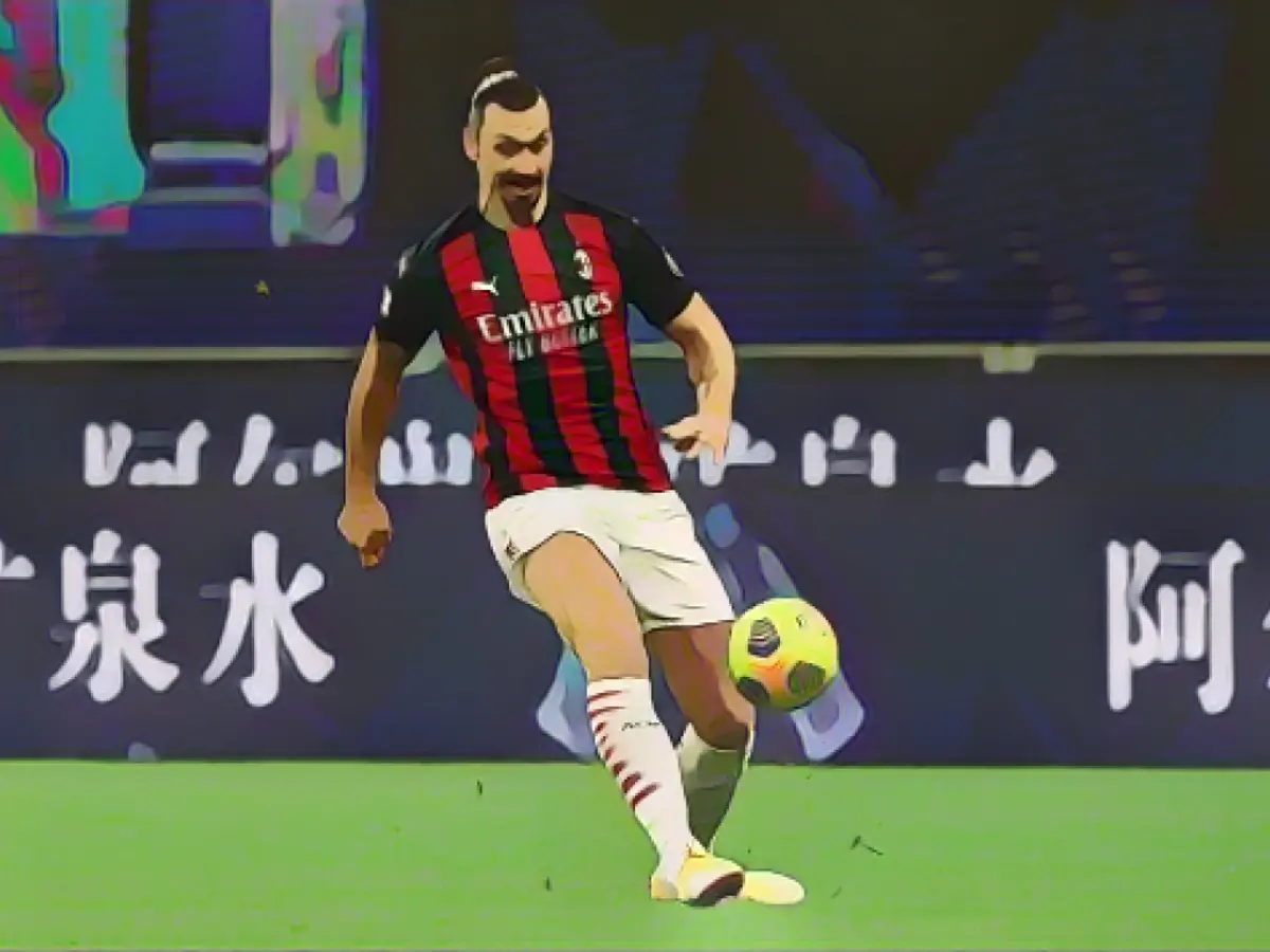 Zlatan Ibrahimovic passa la palla durante la partita di Serie A tra Milan e Torino.