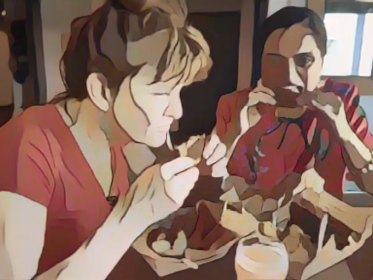 Деб Пакетт и Манит Чаухан наслаждаются едой из фудтрака The Grilled Cheeserie в Нэшвилле.