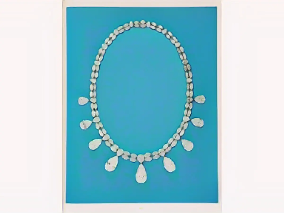 Durante i primi giorni della Rivoluzione islamica in Iran, Soraya vendette alcuni dei suoi pezzi, tra cui una collana di diamanti firmata Harry Winston. Il 17 novembre 1988 fu messa all'asta da Christie's a Ginevra.