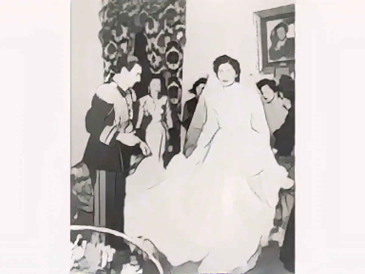 Lo Scià dell'Iran Mohammed Reza Pahlavi con Soraya Esfandiary Bakhtiari il giorno del loro matrimonio a Teheran nel 1951.