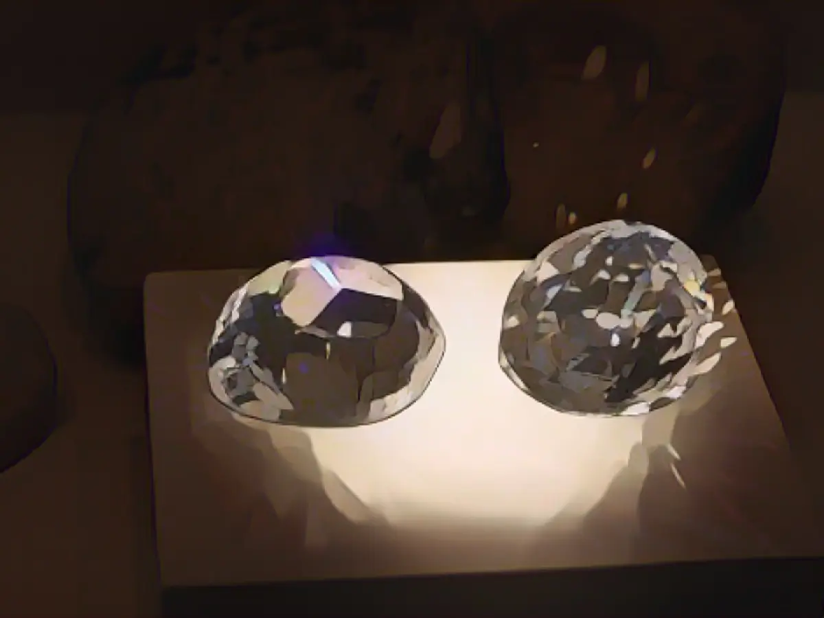 Replici din zirconiu cubic ale originalului și ale unei tăieturi moderne ale diamantului Kohinoor, unul dintre cele mai vechi și mai renumite diamante din lume.