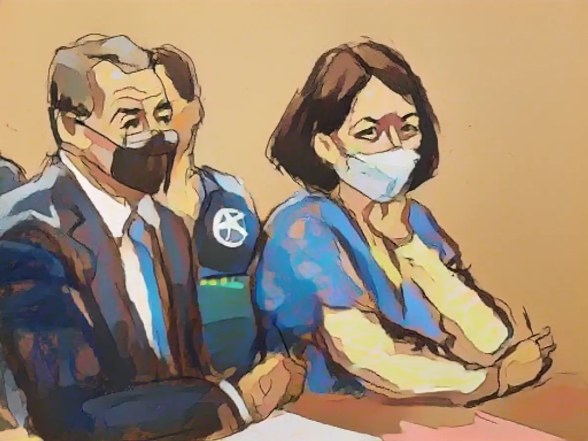 На этой зарисовке из зала суда Гислен Максвелл (справа), сообщница осужденного сексуального преступника Джеффри Эпштейна, сидит с адвокатом Кристианом Эверделлом (слева) во время слушаний по вынесению приговора в Нью-Йорке 28 июня.