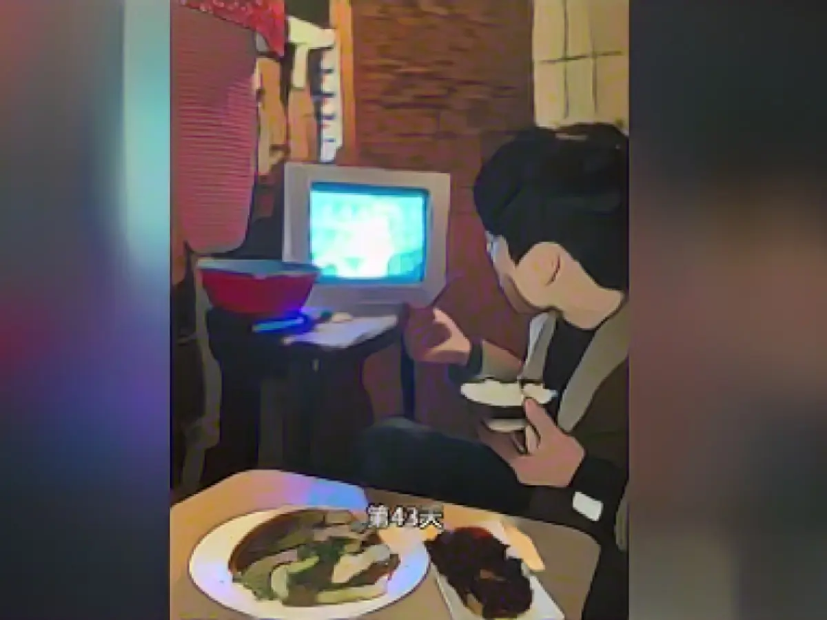 Videoclipurile lui Liu îl înfățișează pe acesta luând masa, uitându-se la televizor, construind un coteț pentru porci și alte aspecte ale vieții rurale.