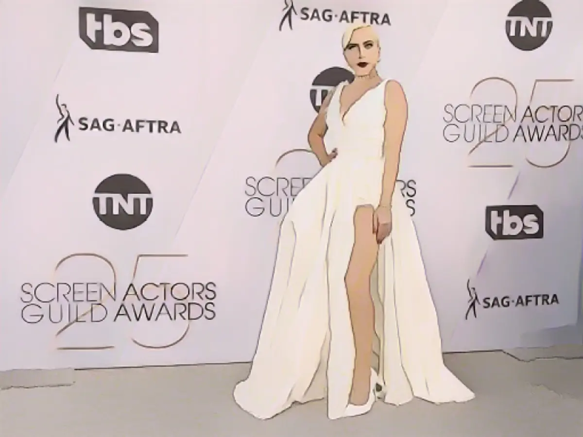 Lady Gaga a fost superbă într-o rochie albă Dior, cu buze și unghii roșu închis.