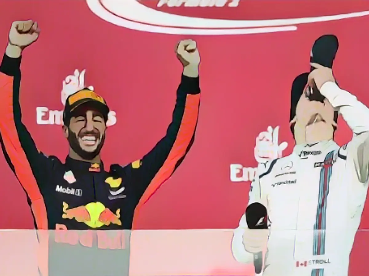 Une course chaotique en Azerbaïdjan a vu Vettel et Hamilton manquer le podium pour la première fois en 2017. Les deux hommes se sont heurtés sur la piste pendant une période de Safety Car dont Ricciardo a finalement profité. La victoire improbable de l'Australien est la cinquième de sa carrière, tandis que le jeune pilote de Williams, Lance Stroll (à droite), a pris la troisième place pour devenir la plus jeune recrue de l'histoire de la F1 à monter sur le podium.