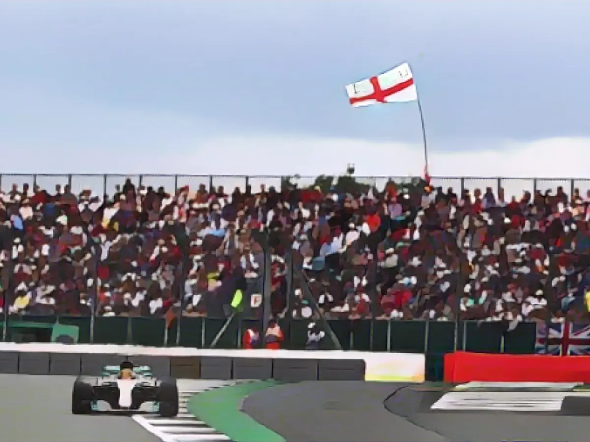 Hamilton a été tout simplement inarrêtable lors du Grand Prix de Grande-Bretagne, se qualifiant plus d'une demi-seconde plus vite que les Ferrari avant de ravir les fans locaux en remportant une victoire écrasante. Vettel et son coéquipier Raikkonen ont tous deux été victimes de crevaisons en fin de course. Raikkonen s'est repris pour terminer troisième, mais Vettel n'a pu faire mieux que septième, réduisant son avance au championnat sur Hamilton à un seul point.