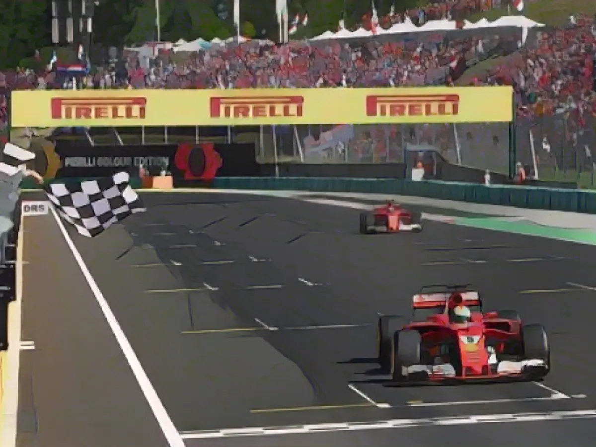 Otra carrera, otro giro, y esta vez Ferrari se llevó los honores con Vettel liderando a su compañero de equipo Raikkonen, seguido de los dos Mercedes. Hamilton terminó cuarto tras dejar pasar a Bottas por el último cajón del podio; el finlandés había dejado pasar al británico antes en lo que resultó ser un intento infructuoso de perseguir a los dos Ferrari.