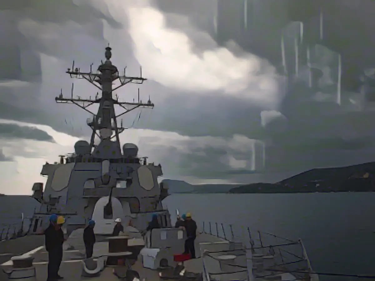 Distrugătorul de rachete ghidate din clasa Arleigh Burke USS Carney este văzut în Marea Mediterană în 2018.