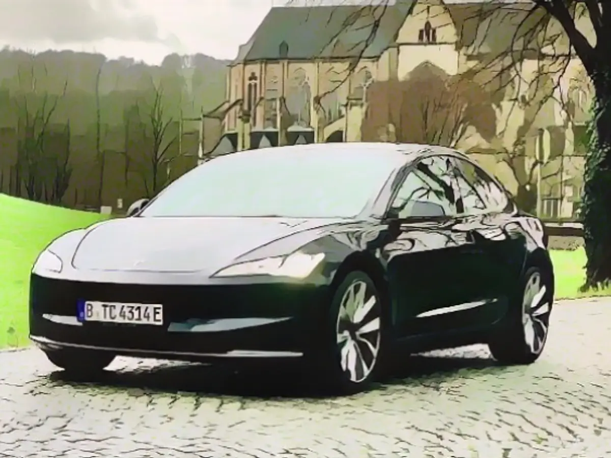 Спереди новую Model 3 от Tesla можно узнать по поразительно узким светодиодным фарам.