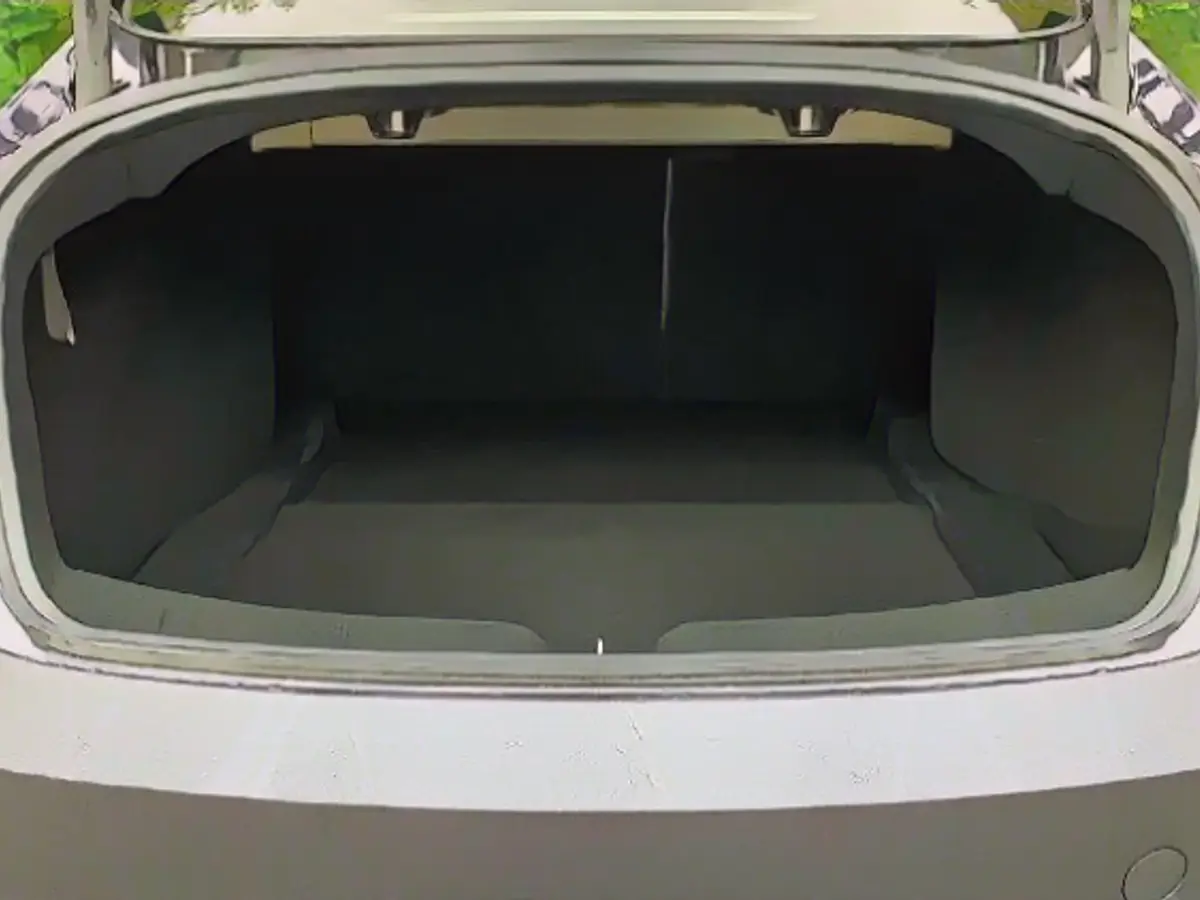 Model 3 - это не универсал, но при объеме багажника чуть менее 700 литров он обладает приличной грузоподъемностью для некубатурного автомобиля.