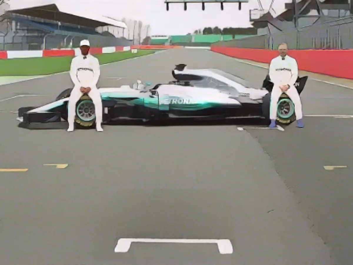 Льюис Хэмилтон и Валттери Боттас позируют с автомобилем Mercedes W08 - машиной, которая, как надеется доминирующая немецкая команда, будет способствовать дальнейшему успеху в Формуле-1.