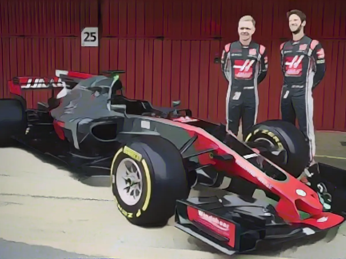 Американская команда Haas F1 представила свой новый болид в день открытия предсезонных тестов в Барселоне 27 февраля. Француз Ромен Грожан на фото с новым партнером по команде датчанином Кевином Магнуссеном (слева).