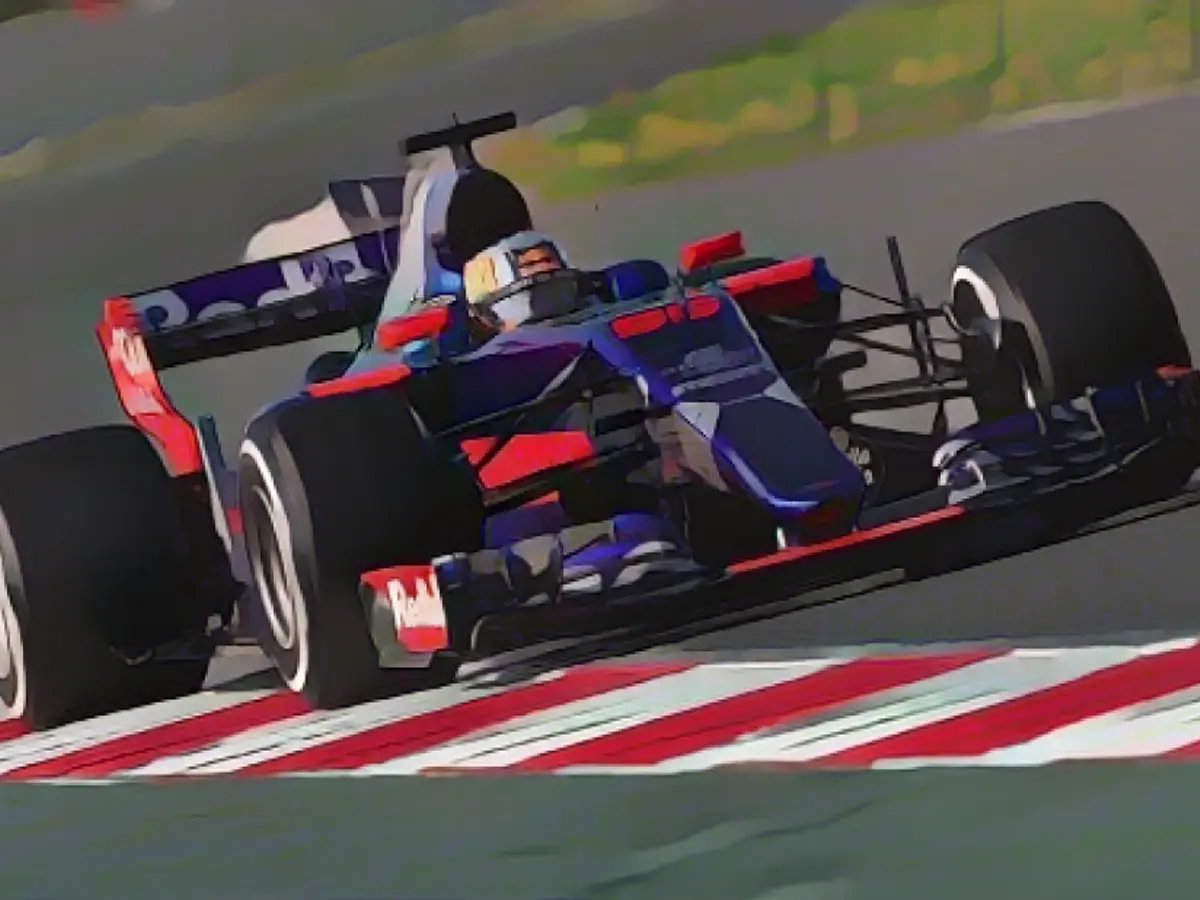 Младшая команда Red Bull - Toro Rosso - представила свой новый автомобиль за день до начала зимних тестов. Испанец Карлос Сайнц за рулем STR12 на трассе Каталонии.