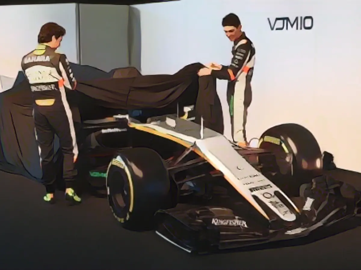 Force India сохранила мексиканца Серхио Переса (слева) на сезон 2017 года, но Эстебан Окон - новое лицо. 20-летний гонщик провел вторую половину 2016 года в ныне несуществующей команде Manor Racing. Француз заменил Хюлькенберга, перешедшего в Renault.