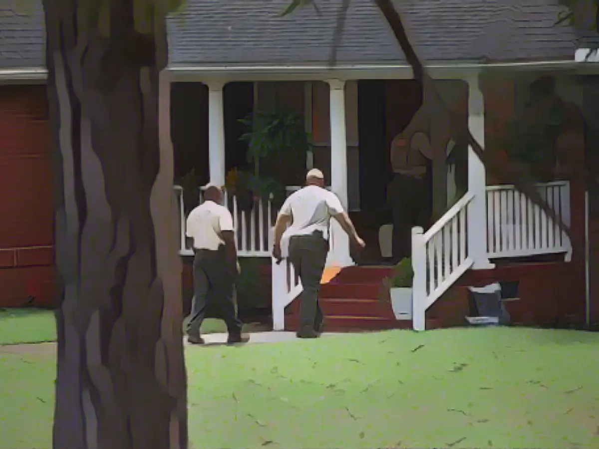 Сотрудники SLED входят в дом после рейда правоохранительных органов, связанного с собачьими боями, в Оранджбурге, Южная Каролина, 21 сентября 2023 года.