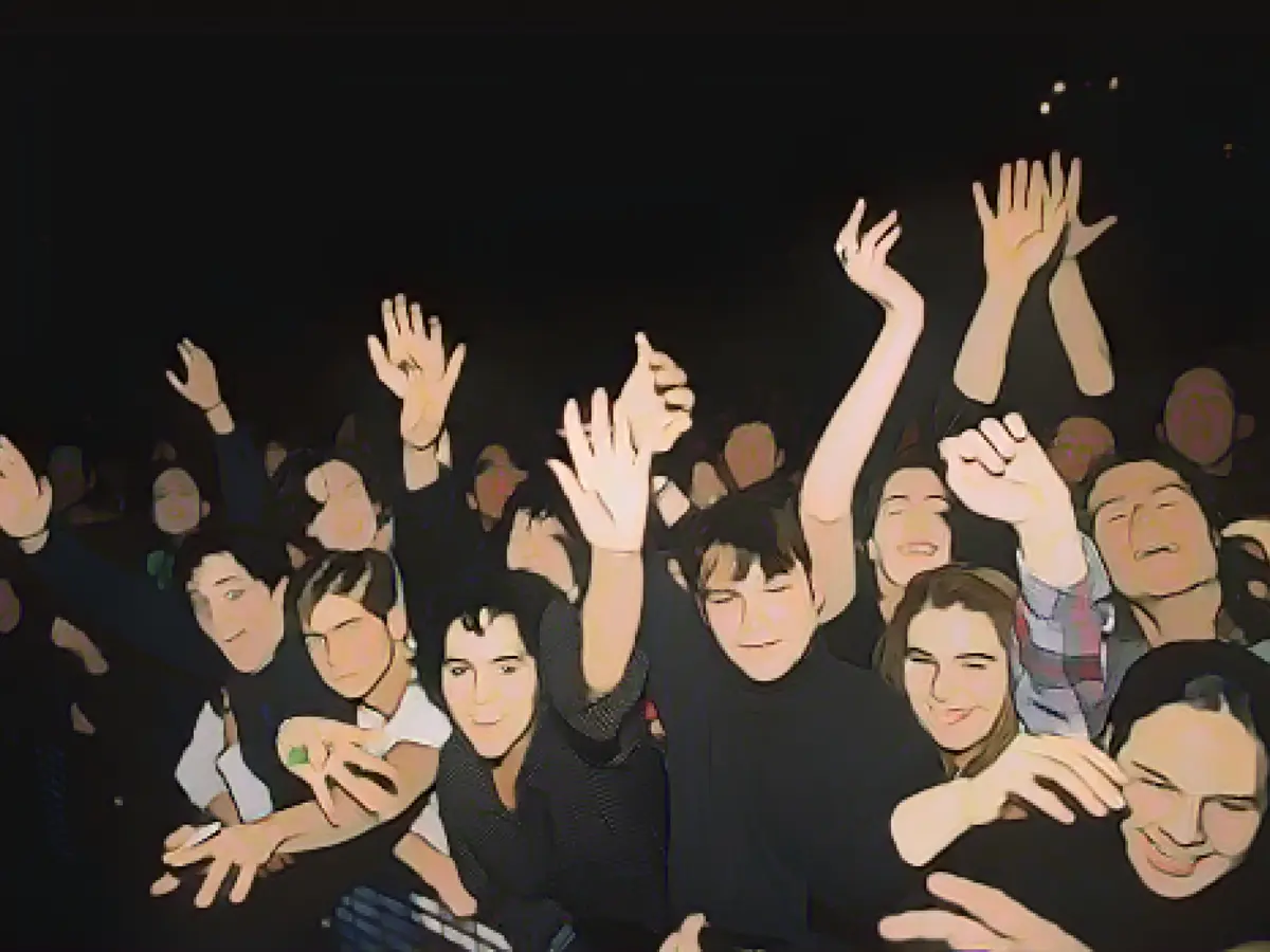 Поклонники группы The Cure на концерте 1992 года улыбаются и танцуют, доказывая, что готы склонны к приступам радости.