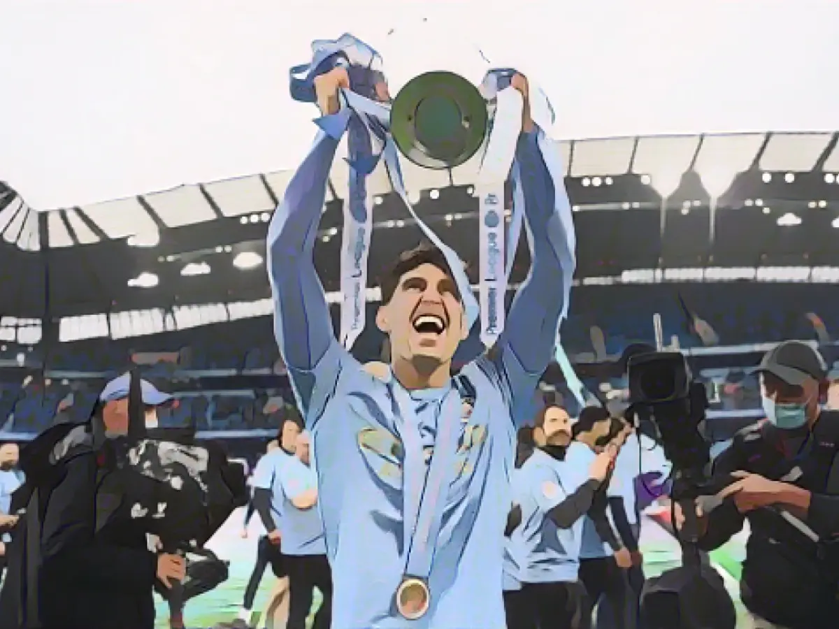 John Stones sărbătorește cu trofeul Premier League.