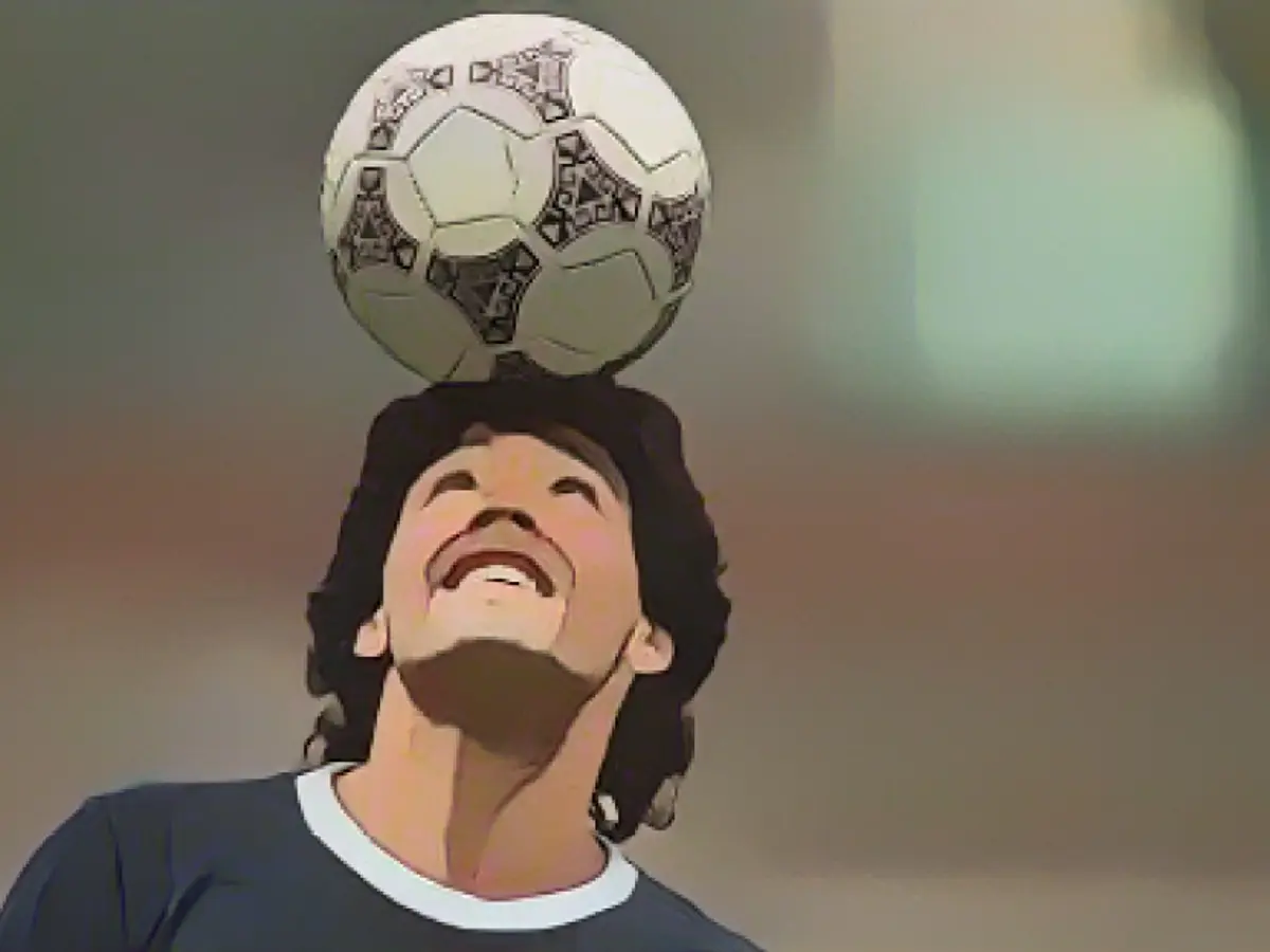 Starul fotbalului argentinian Diego Maradona, purtând un cercel cu diamante, ține în echilibru o minge de fotbal pe cap în timp ce părăsește terenul de antrenament după ședința de antrenament a selecționatei naționale din 22 mai 1986, în Mexico City.