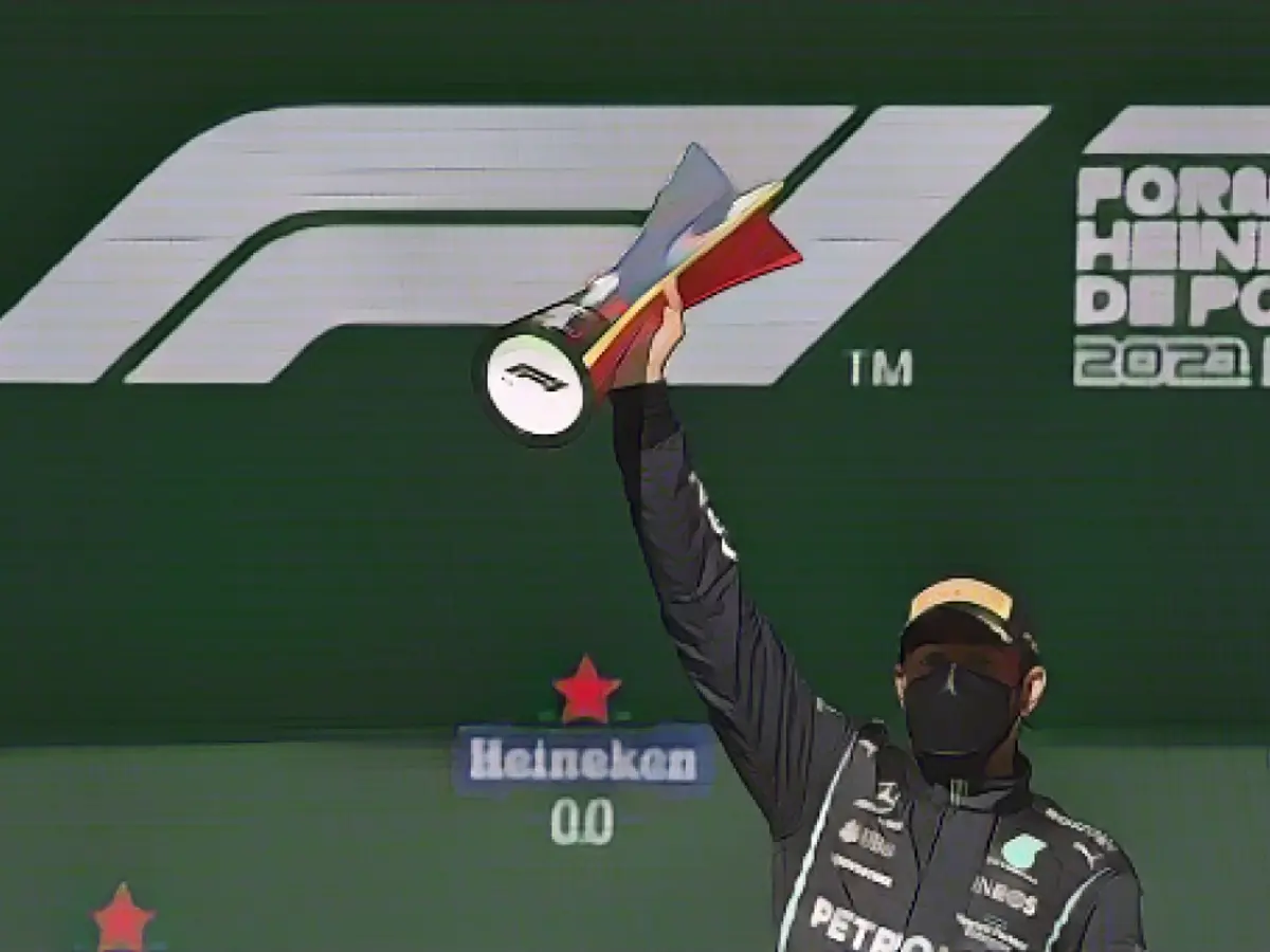 Hamilton celebra en el podio tras ganar el Gran Premio de Portugal.