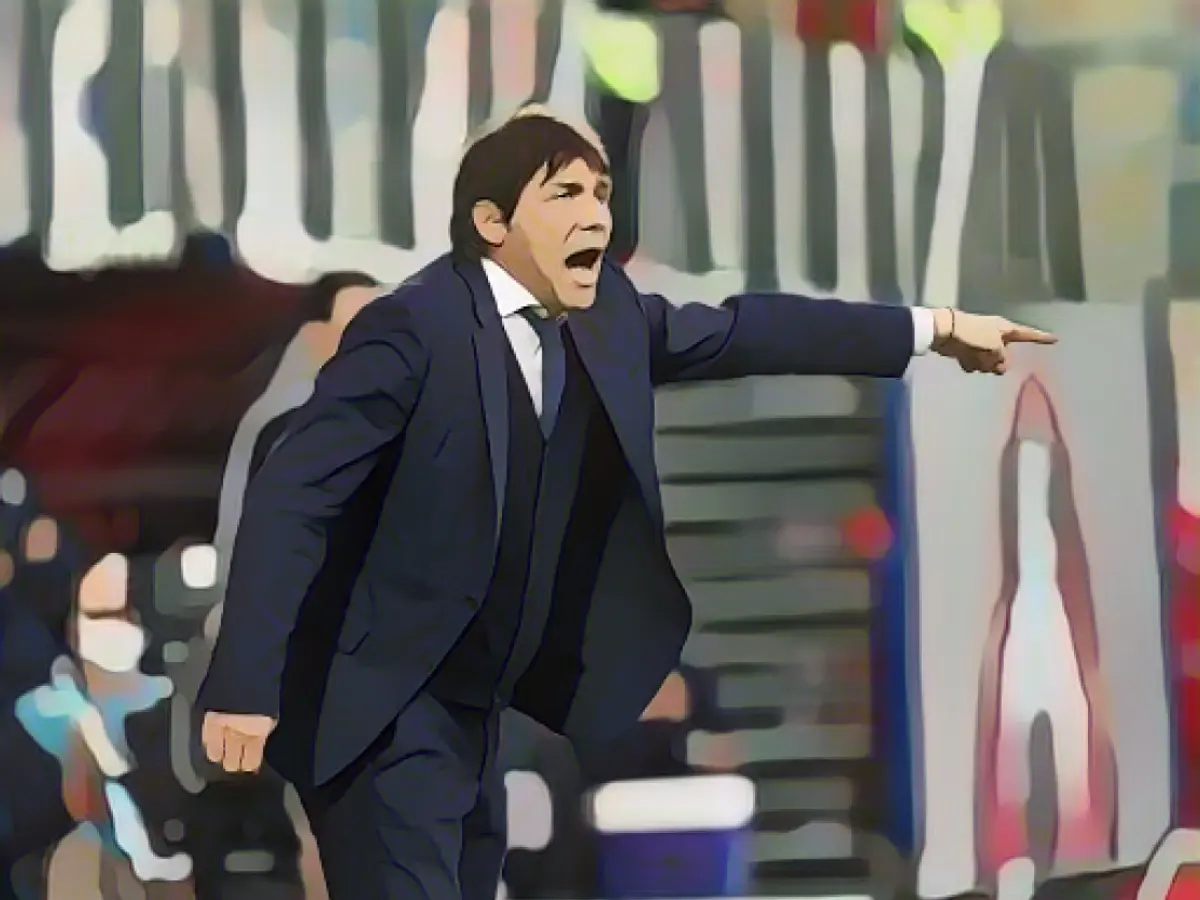 Antrenorul lui Inter, Antonio Conte, gesticulează în timpul victoriei cu 2-0 cu Crotone, sâmbătă.