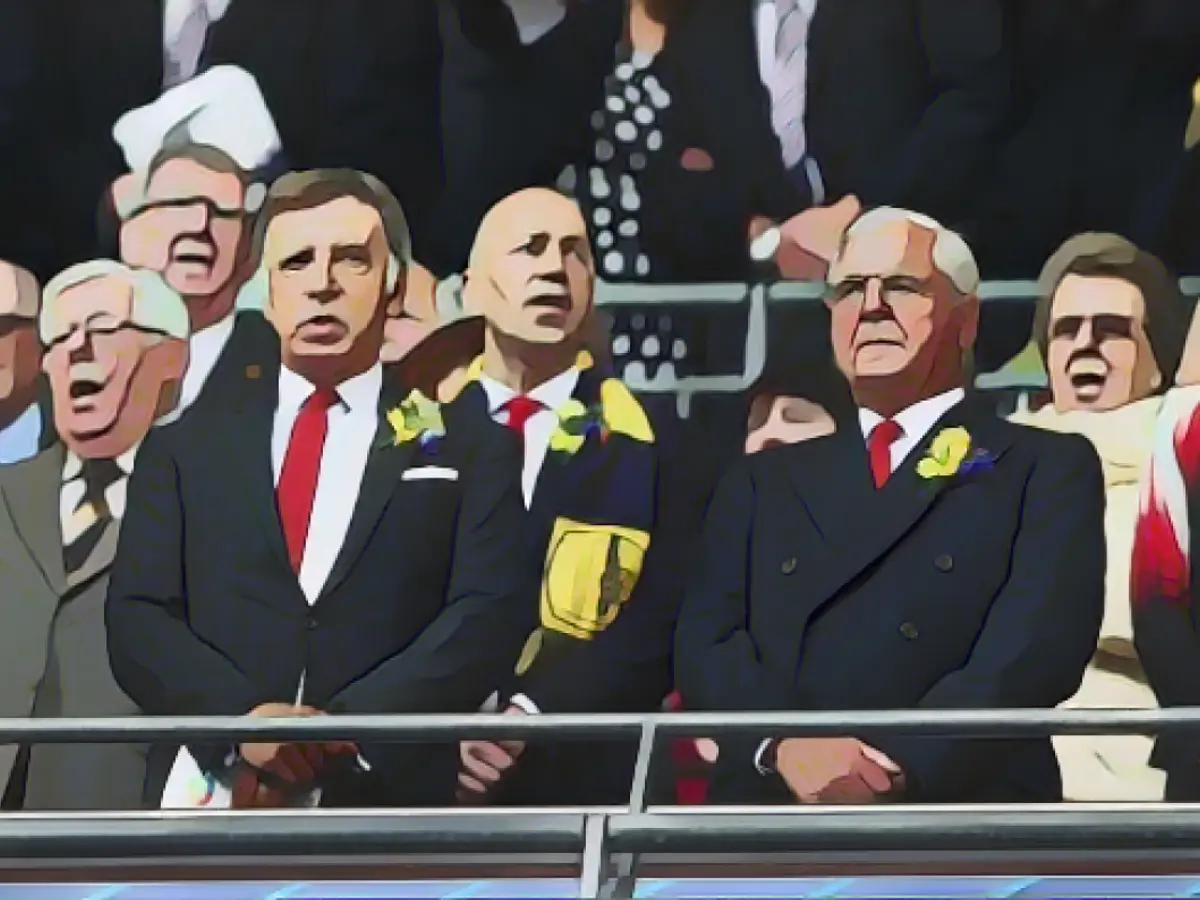 Стэн Кроенке наблюдает за происходящим перед началом финала Кубка Англии между командами 