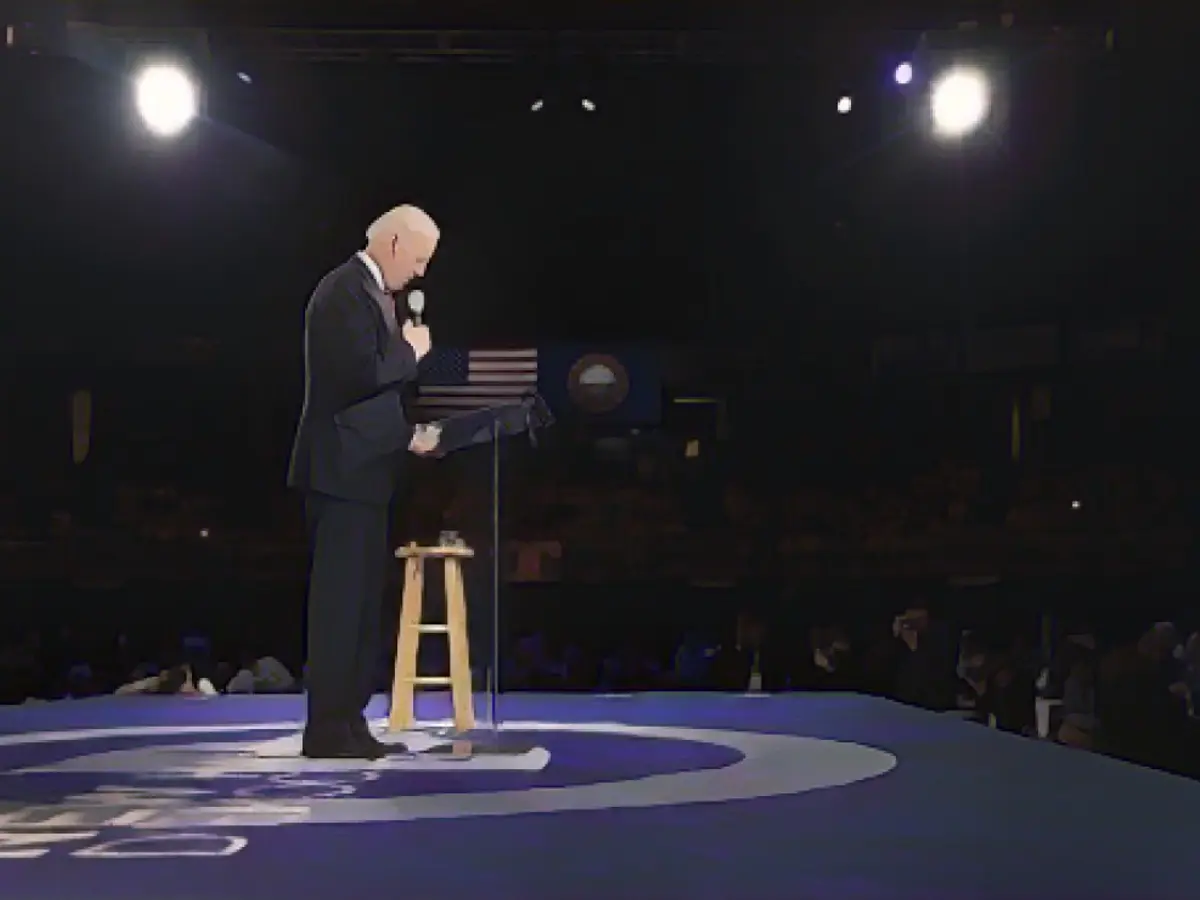 Nesta fotografia de fevereiro de 2020, o então candidato presidencial democrata Joe Biden discursa durante o Jantar do 100 Club na SNHIU em Manchester, New Hampshire.