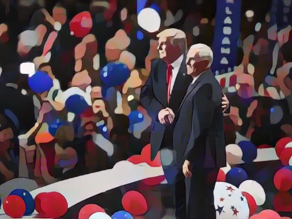 Nesta fotografia de julho de 2016, o então candidato presidencial republicano Donald Trump e o então candidato a vice-presidente republicano Mike Pence cumprimentam a multidão no final da Convenção Nacional Republicana em Cleveland.