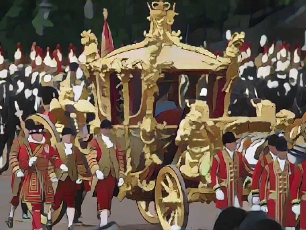 La Regina Elisabetta II in sella alla Gold State Coach da Buckingham Palace alla Cattedrale di St. Paul a Londra durante il suo Giubileo d'Oro nel 2002.
