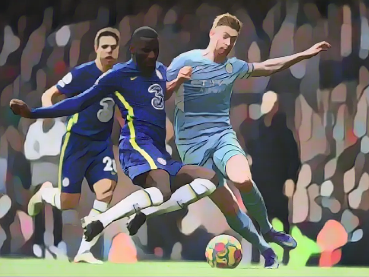 Antonio Ruediger affronta De Bruyne durante la partita di Premier League inglese.