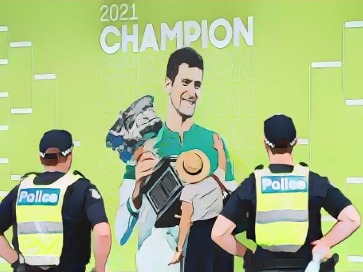 Djokovic, campionul de anul trecut de la Australian Open, este afișat pe un banner la Melbourne, în timpul turneului din acest an.