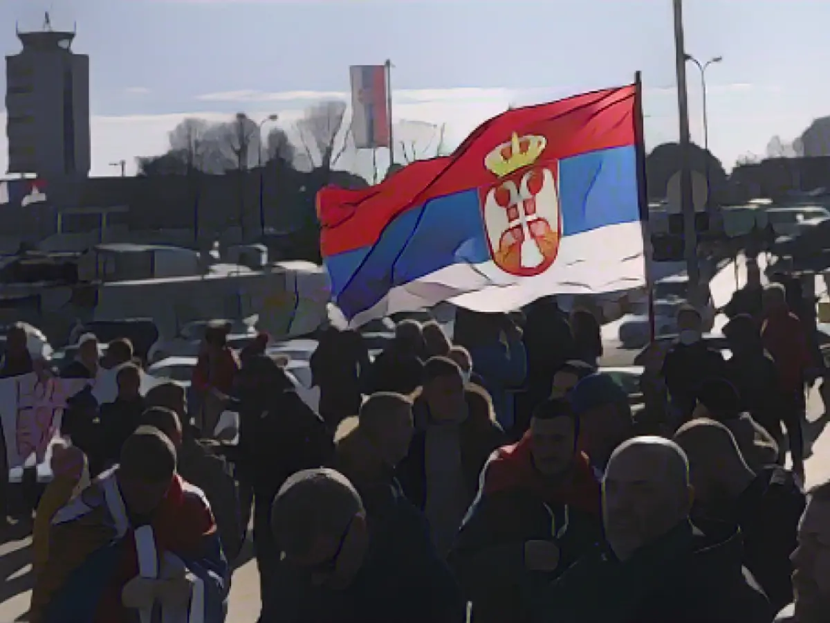 Fanii flutură un steag sârbesc la sosirea lui Djokovic la Belgrad.