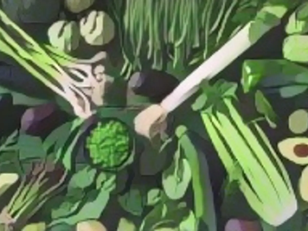Yeşil ahşap masa üzerinde vegan çiğ sebzeler tam çerçeve arka plan