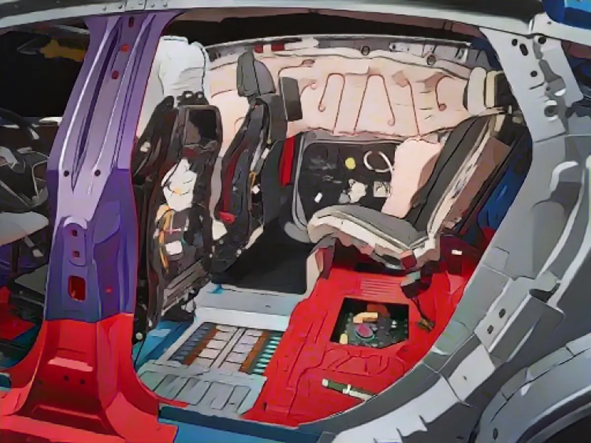 The crash-protected high-voltage battery is located under the passenger compartment.