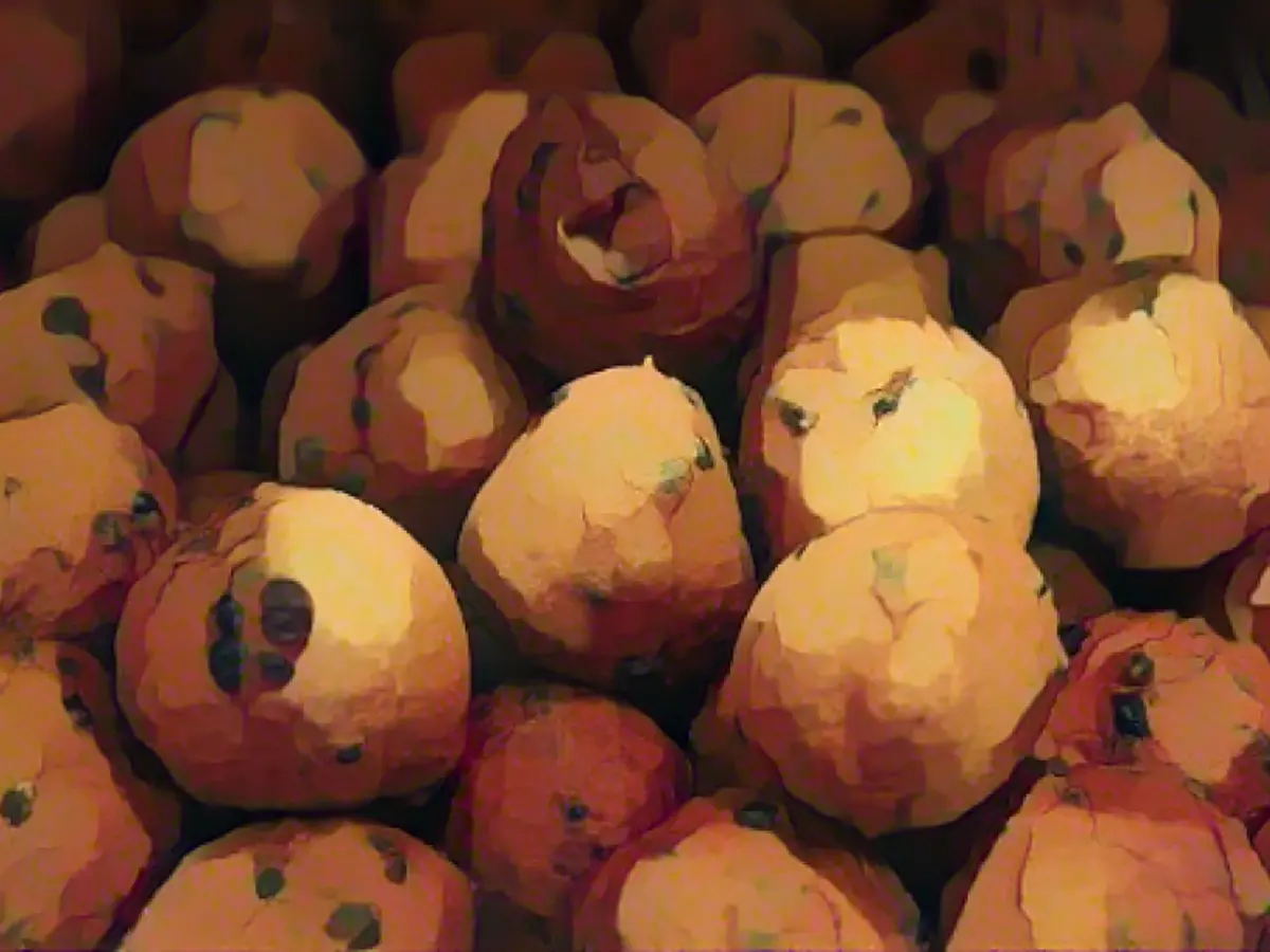 Oliebollen veya kızarmış yağ topları, Hollanda'da Yeni Yıl kutlamaları sırasında sokak arabalarında satılmaktadır.