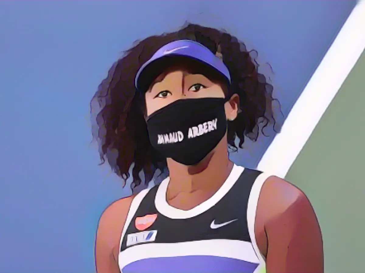 Osaka usa uma máscara protetora com o nome Ahmaud Arbery gravado no rosto depois de vencer o seu jogo de singulares femininos da terceira ronda contra Marta Kostyuk da Ucrânia no quinto dia do Open dos Estados Unidos de 2020.