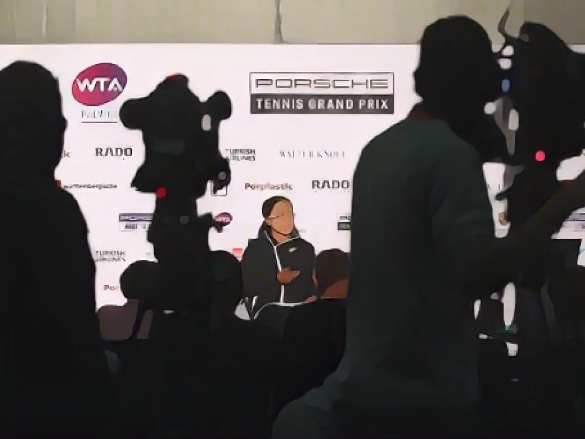 Осака присутствует на пресс-конференции во время шестого дня теннисного Гран-при Porsche на Porsche-Arena 27 апреля 2019 года в Штутгарте, Германия.