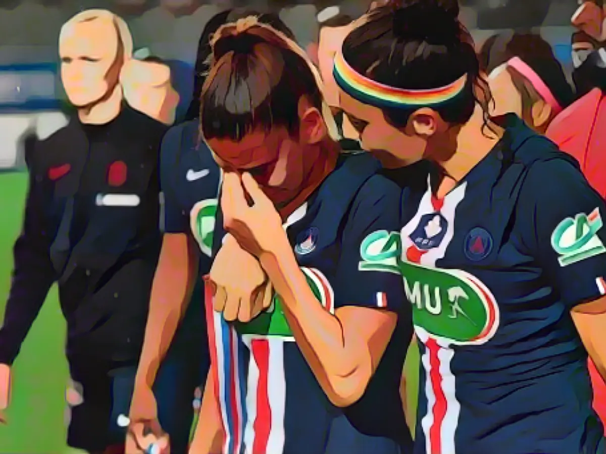 Nadia Nadim își consolează coechipiera după ce a pierdut finala Cupei Franței cu Lyon în 2020.