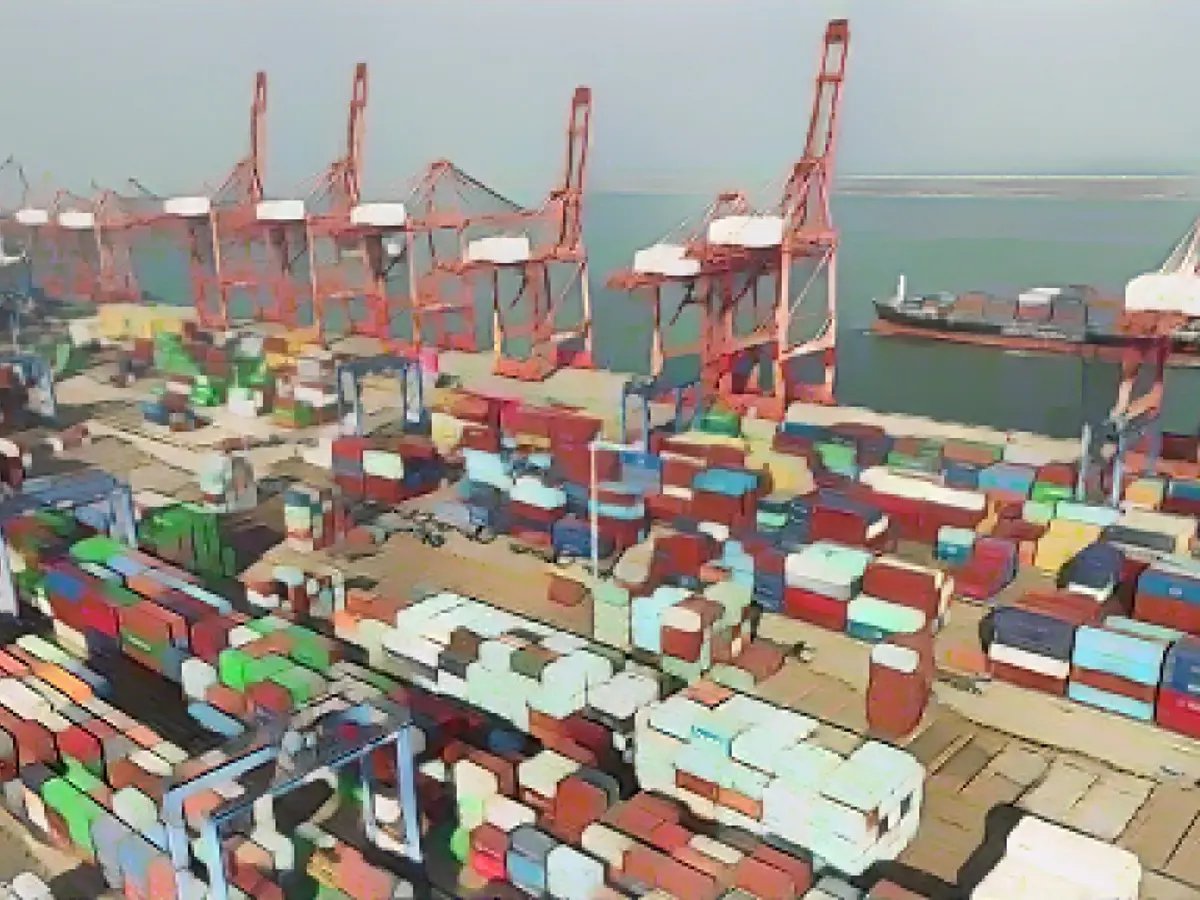 Грузовые суда готовятся к погрузке и разгрузке контейнеров на контейнерном терминале в Ляньюньгане, провинция Цзянсу, Китай, 6 декабря 2023 года.