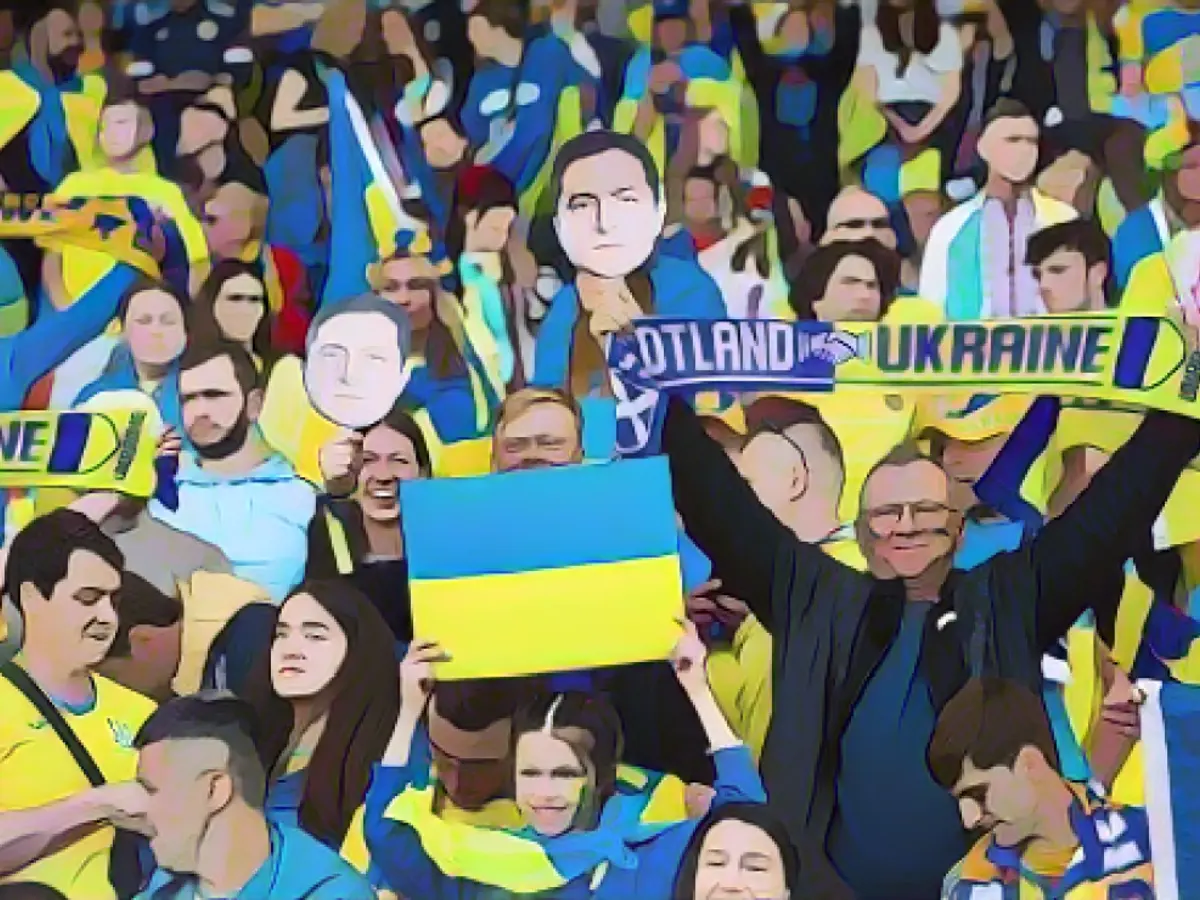Fanii Ucrainei cu măști ale președintelui Volodymyr Zelensky în timpul semifinalei de baraj pentru Cupa Mondială.