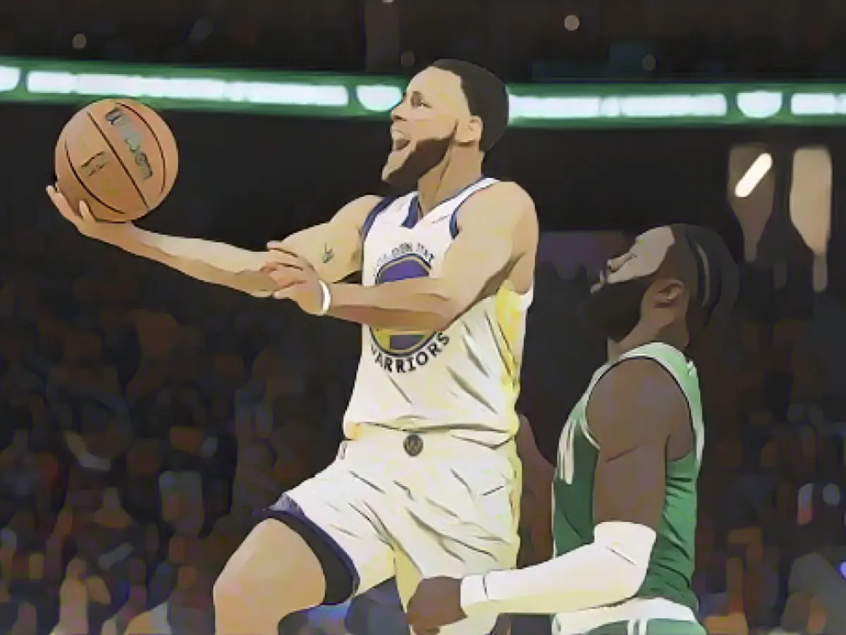 Curry, Celtics guardı Brown'a karşı koyuyor.