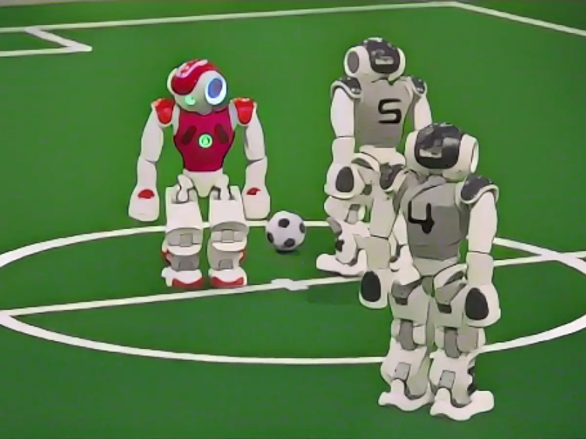 Инициатива Robot World Cup - сокращенно RoboCup - это футбольные соревнования автономных роботов, за которыми наблюдают десятки тысяч зрителей.