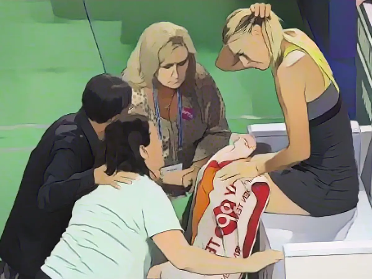 În ciuda succesului său, Sharapova s-a confruntat și cu accidentări la începutul carierei sale, suferind o serie de probleme la umăr care au necesitat o intervenție chirurgicală în 2008. Aici, ea primește tratament în timp ce o înfruntă pe Petra Kvitova la Torya Pan Pacific Open de la Tokyo în 2011.