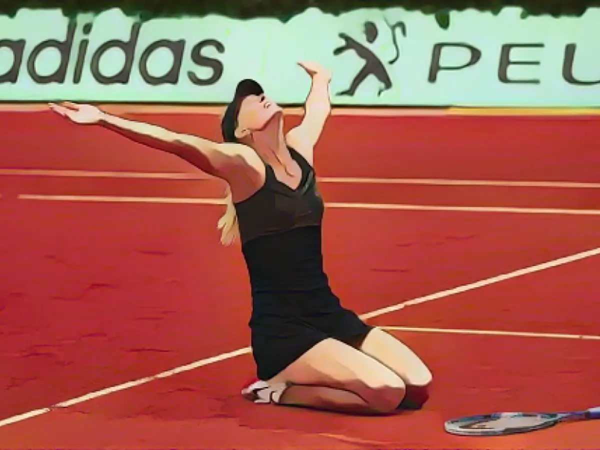 Fransa Açık'ta iki kez yarı finalde, üç kez de çeyrek finalde elenen Sharapova, 2012'de Roland Garros'ta İtalyan Sara Errani'yi yenerek dört büyük şampiyonluğun tamamını elde etti.