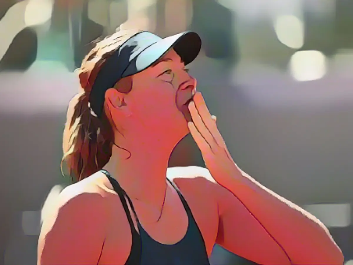 Maria Sharapova 2018'de Roland Garros'ta kalabalığa bir öpücük gönderdi.