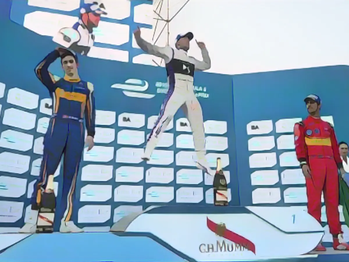 Bird sărbătorește pe podium după victoria de la Buenos Aires ePrix.