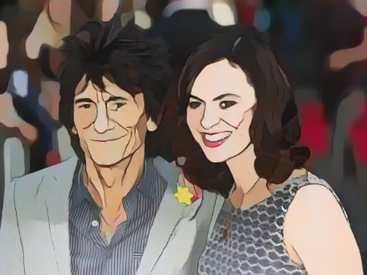 68-летний Ронни Вуд и его жена 37-летняя Салли родили девочек-близнецов в выходные, посвященные Дню поминовения. У гитариста Rolling Stones уже есть четверо детей.